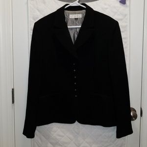 Tahari ladies blazer. Black. Size 16.